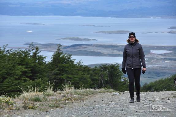 Caminhando rumo às montanhas e o glaciar Martial, em Ushuaia, no sul da Terra do Fogo, na Argentina